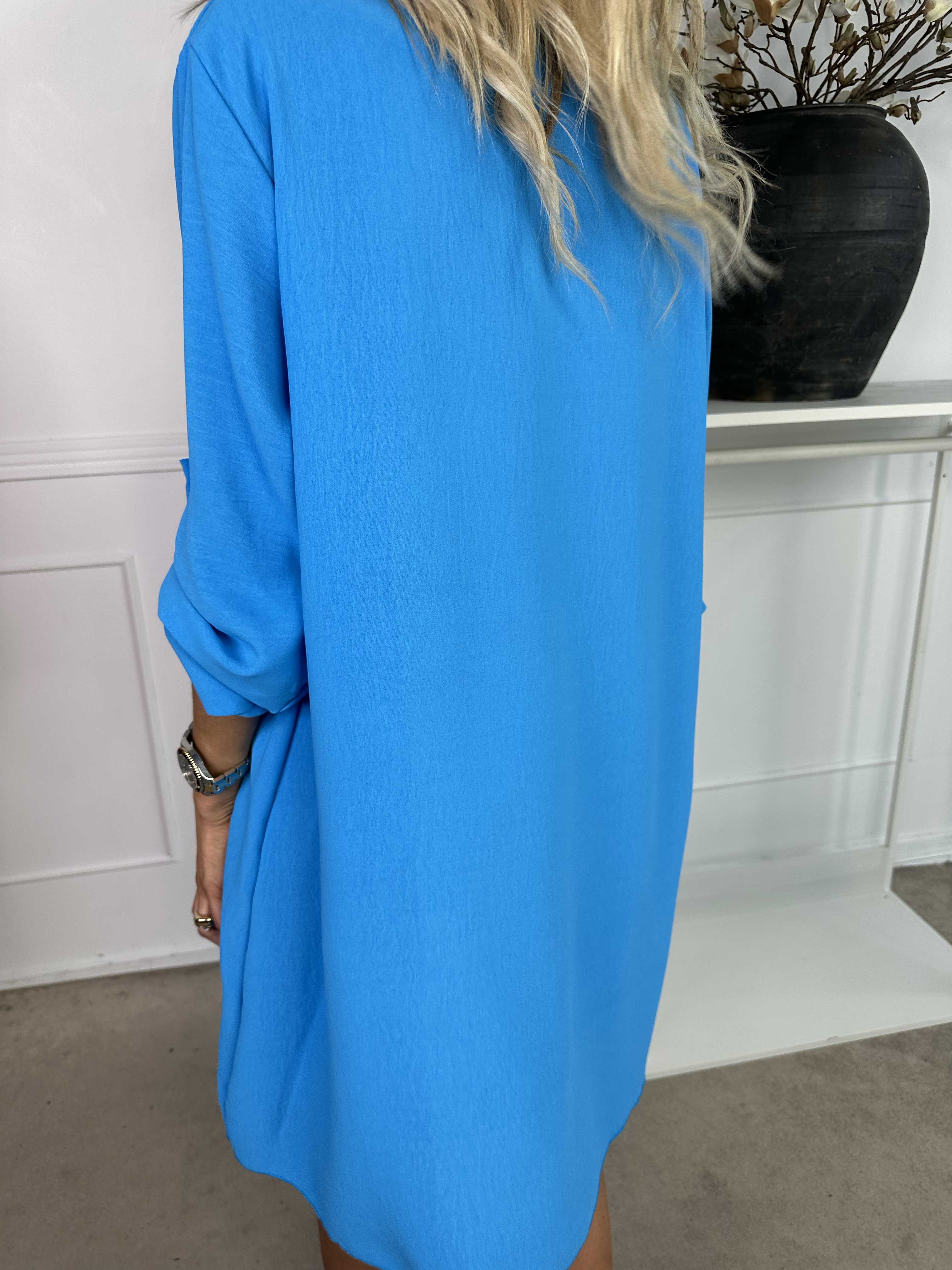 Lily - Tunikaklänning i viskos med V-ringning och paljetter